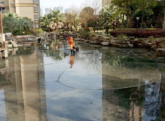 赤壁景观池淤泥清理