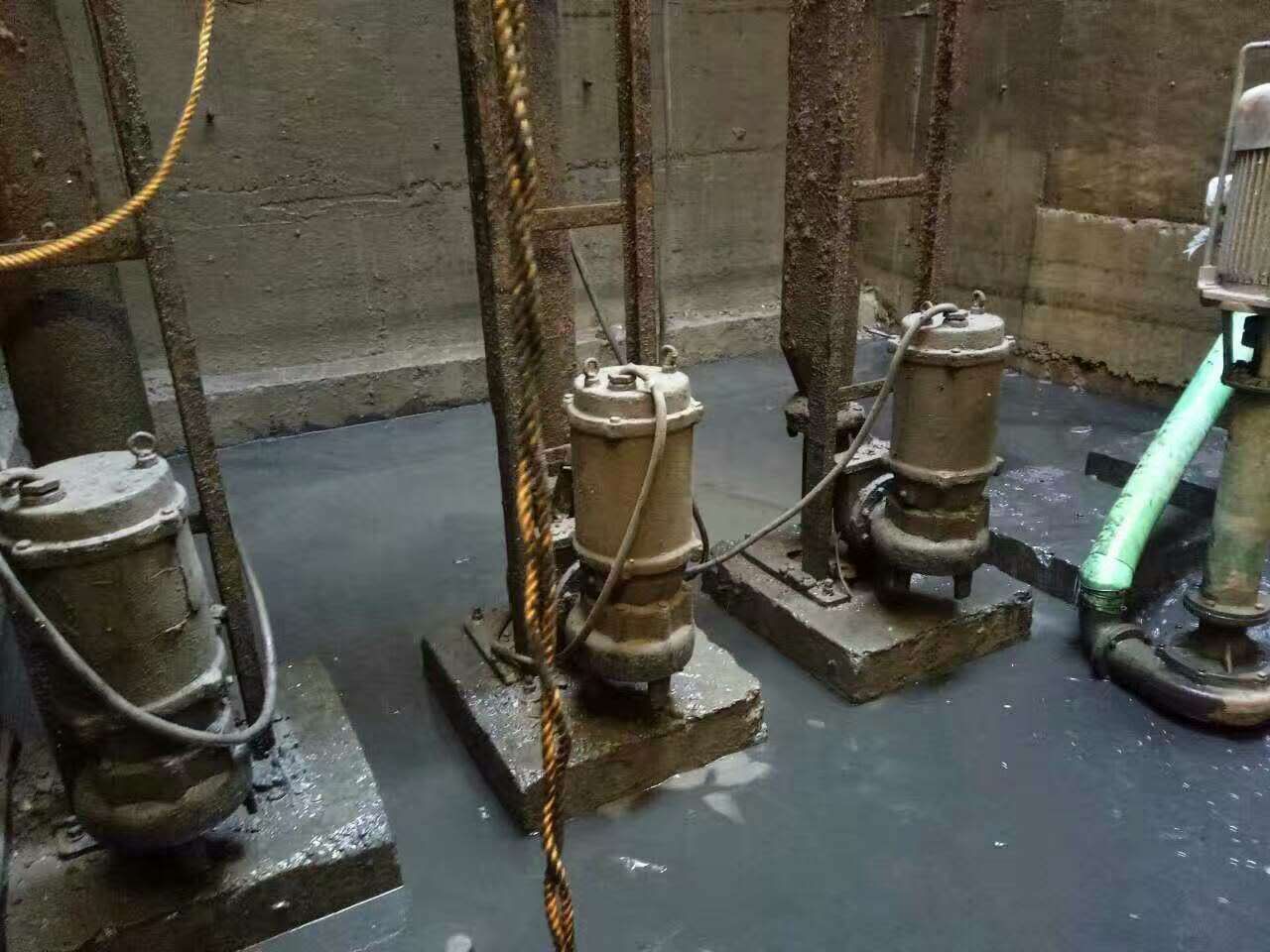 赤壁污水池清理