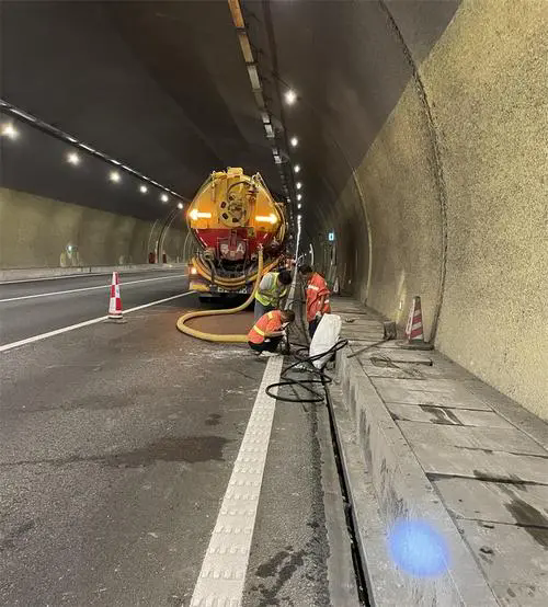 赤壁隧道排水渠清淤